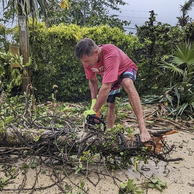 Cyclone lashes Pacific's Vanuatu as residents hunker down